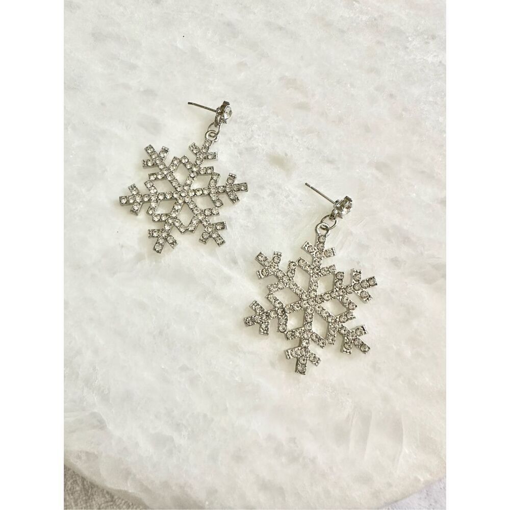 Sparkly snowflake dangle Christmas earrings ￼